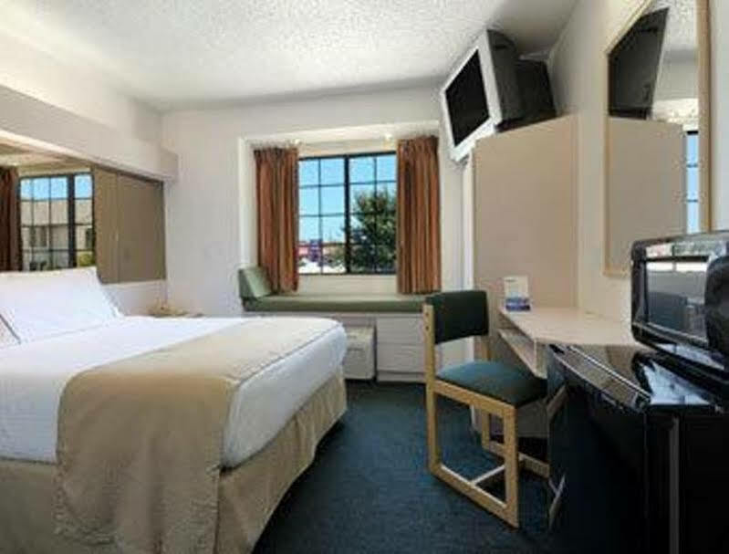 Travelodge By Wyndham Arlington/dallas Area