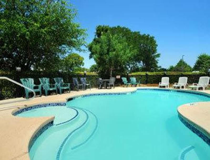 Travelodge By Wyndham Arlington/dallas Area