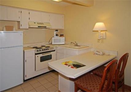 Motel Econo And 2*