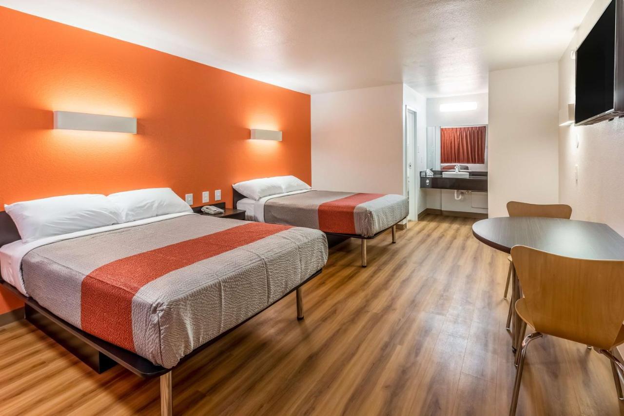 Hotel 6-arlington, Tx - Uta