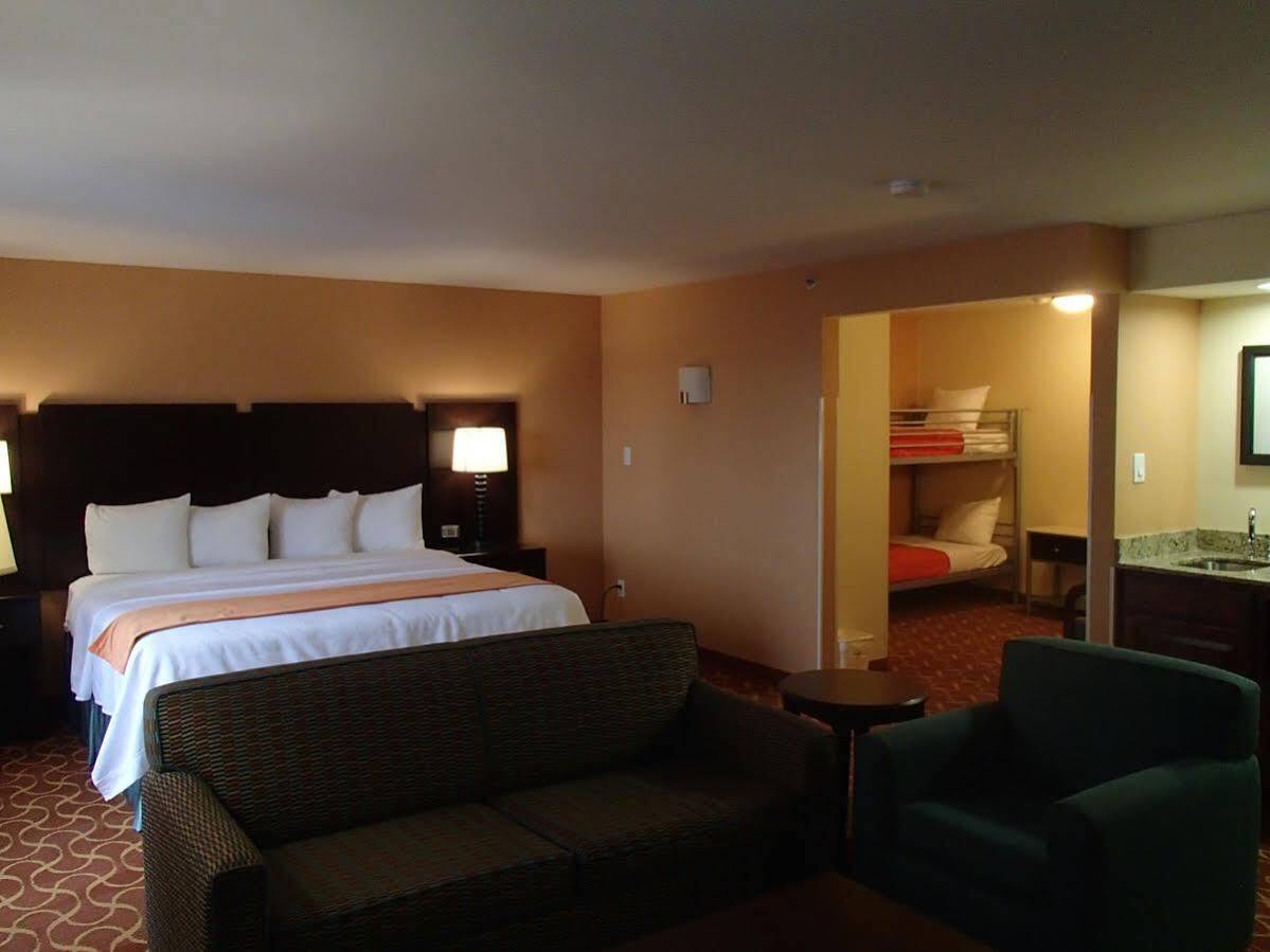 Lux & Spa, Trademark Collection By Wyndham Hotel Arlington