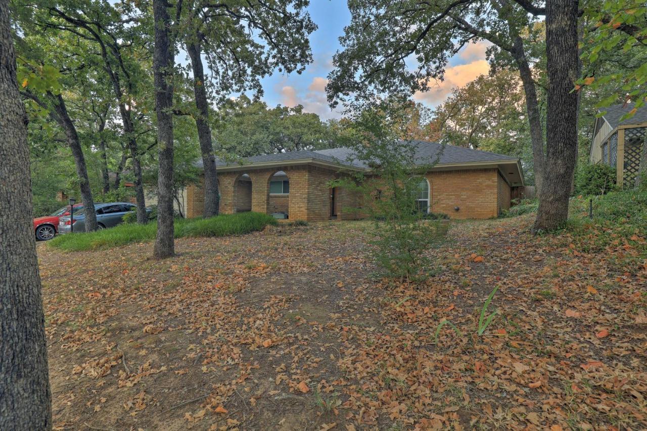 Spacious With Deck About 2 Mi To Arlington! Holiday home Arlington
