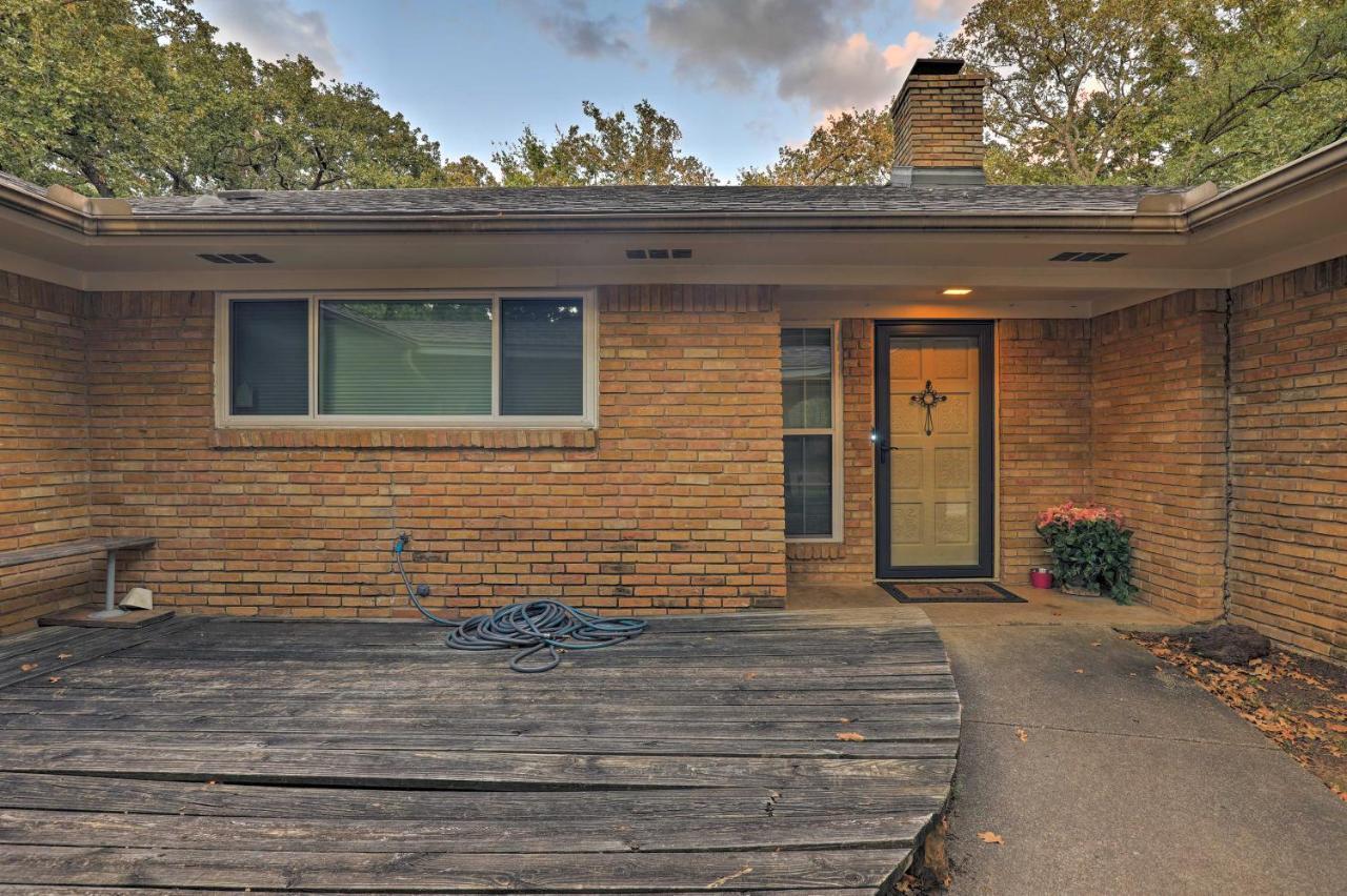 Holiday home Spacious With Deck About 2 Mi To Arlington!