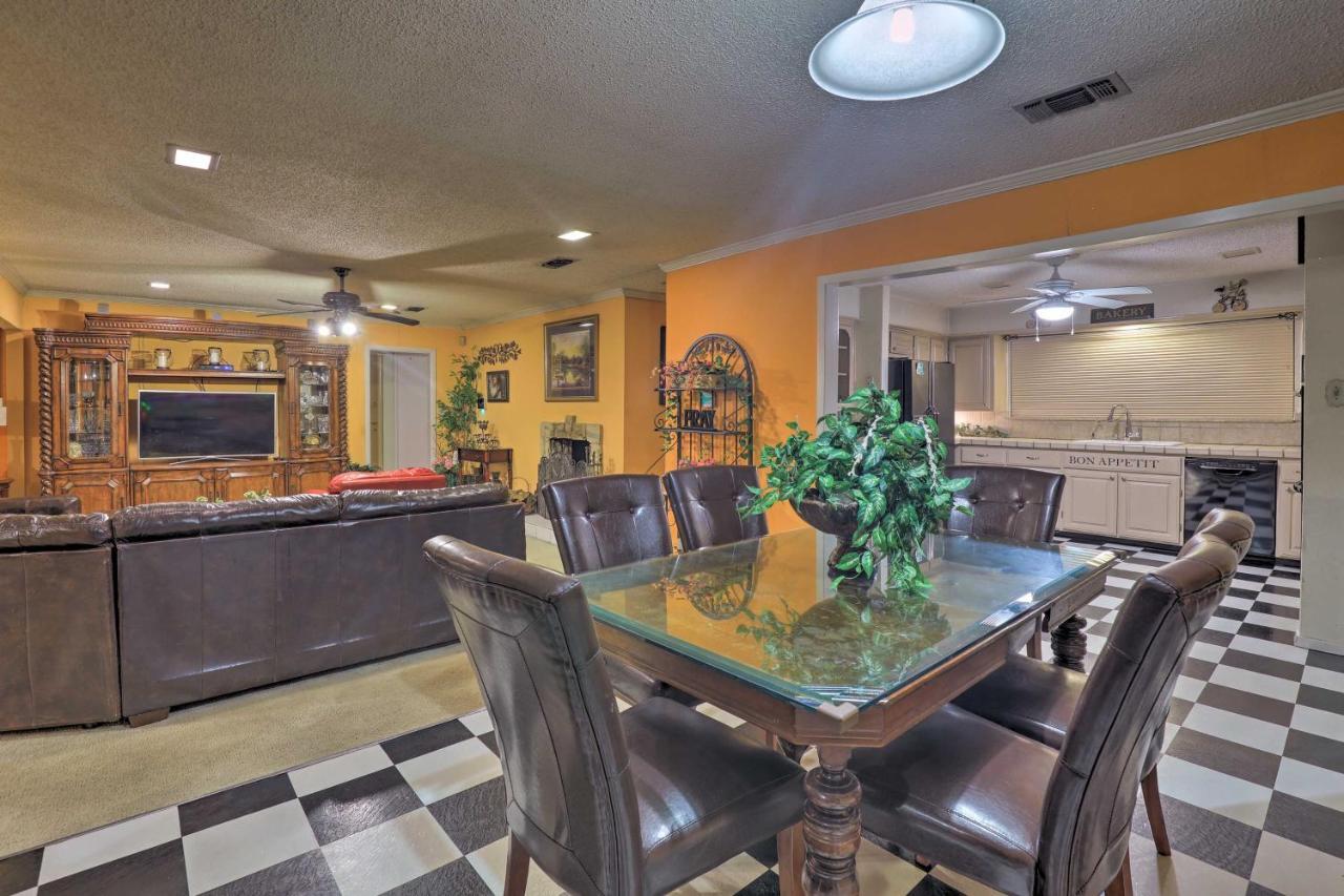 Spacious With Deck About 2 Mi To Arlington! Holiday home Arlington