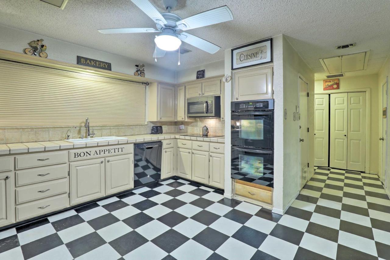 Spacious With Deck About 2 Mi To Arlington!