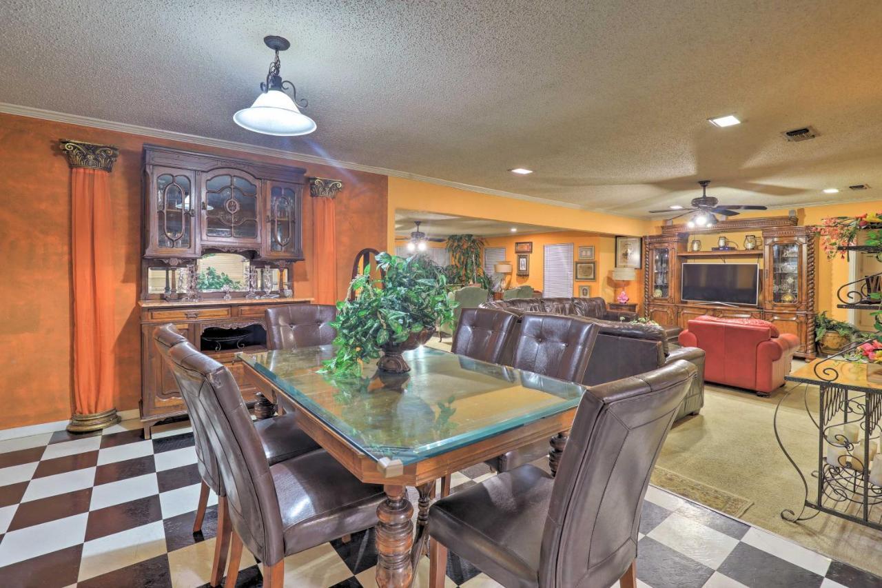 Spacious With Deck About 2 Mi To Arlington! Holiday home
