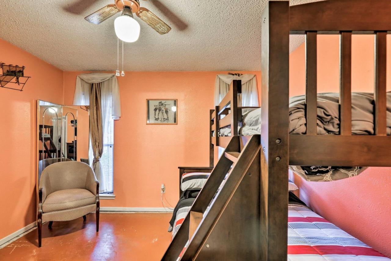 Spacious With Deck About 2 Mi To Arlington! Holiday home