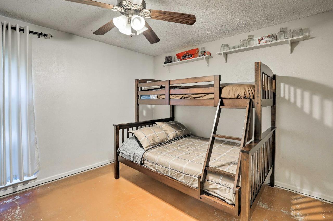 Holiday home Spacious With Deck About 2 Mi To Arlington! *