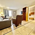 Days Inn & Suites By Wyndham Arlington Near Six Flags