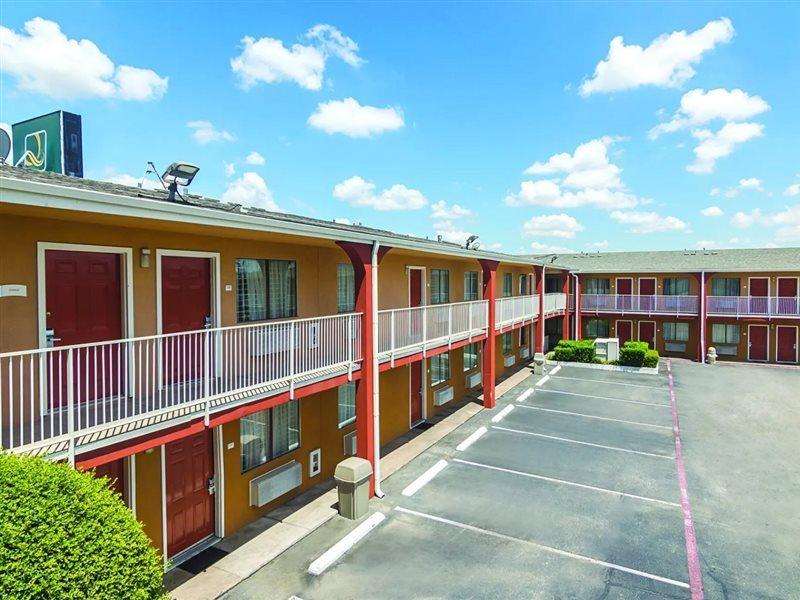 Hotel Days & By Wyndham Near Six Flags