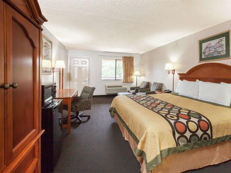 Super 8 By Wyndham East Hotel