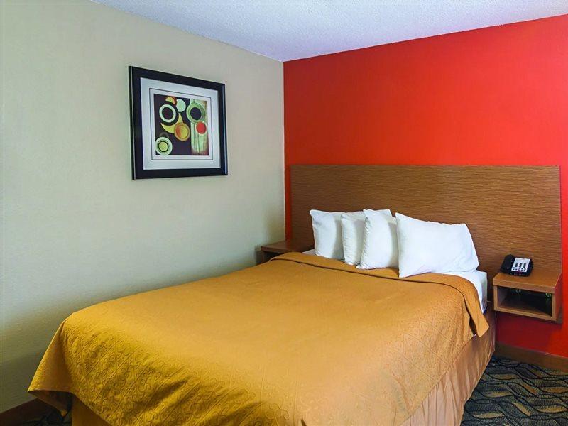 Days & By Wyndham Near Six Flags Hotel 2*