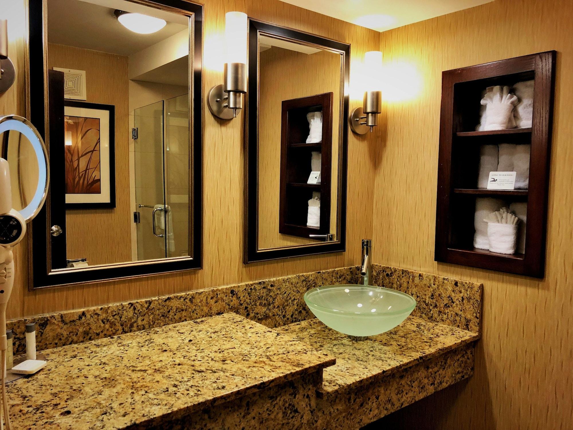 Lux & Spa, Trademark Collection By Wyndham Hotel Arlington
