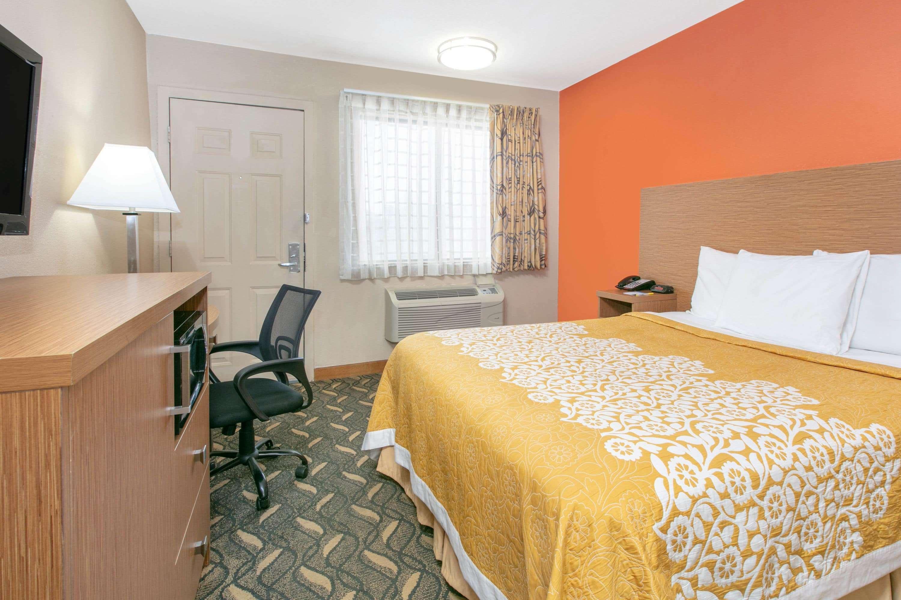 Hotel Days & By Wyndham Near Six Flags 2*