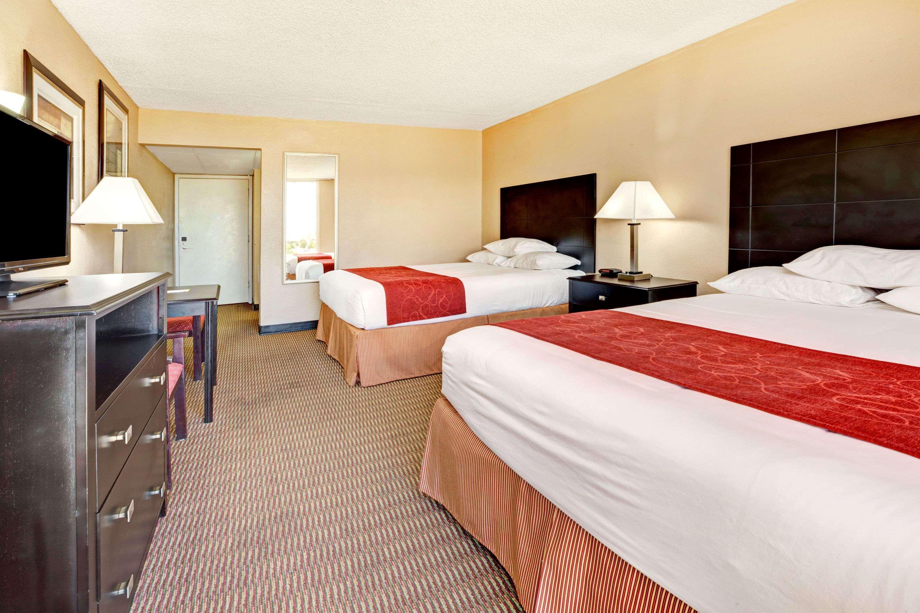 6 Tx Entertainment District Hotel 2*