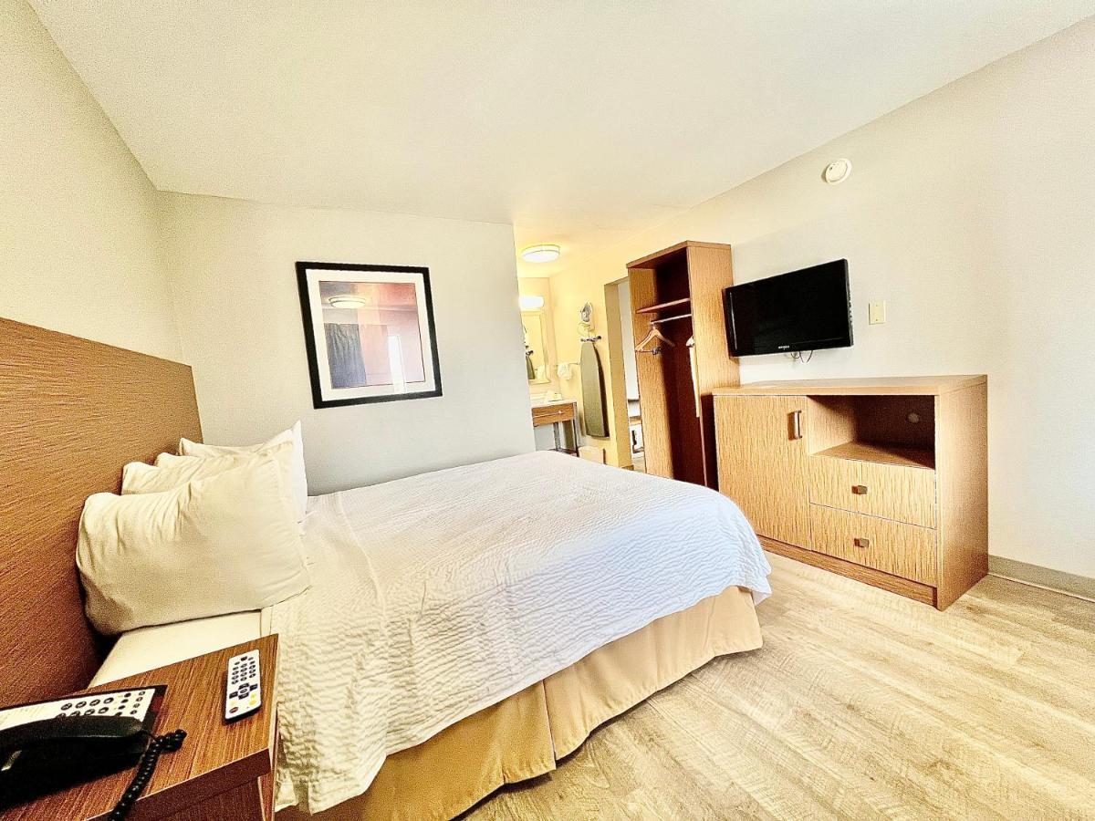Days & By Wyndham Near Six Flags Hotel