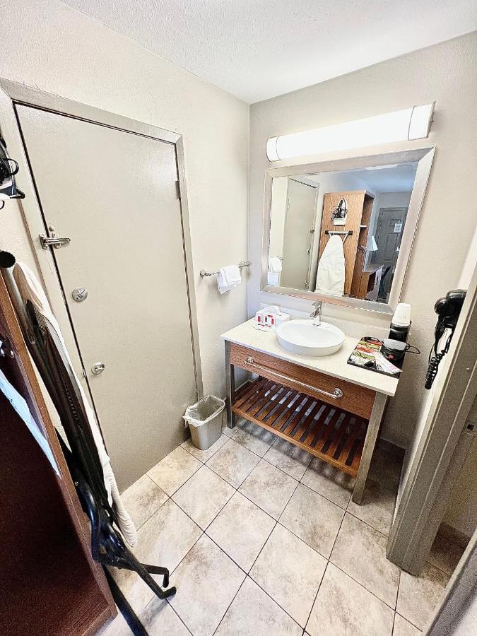 Days & By Wyndham Near Six Flags 2* Arlington