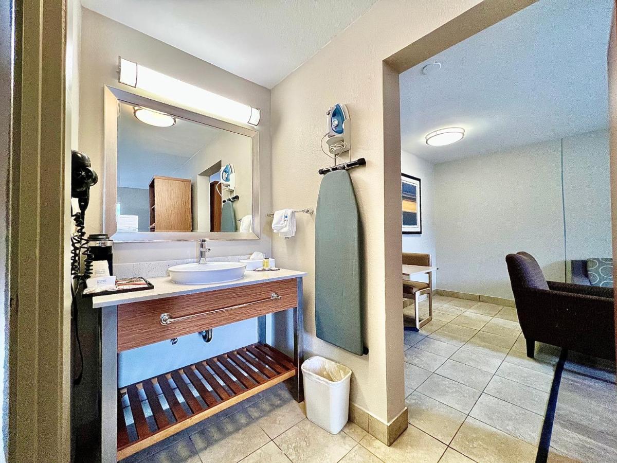 Days & By Wyndham Near Six Flags 2*