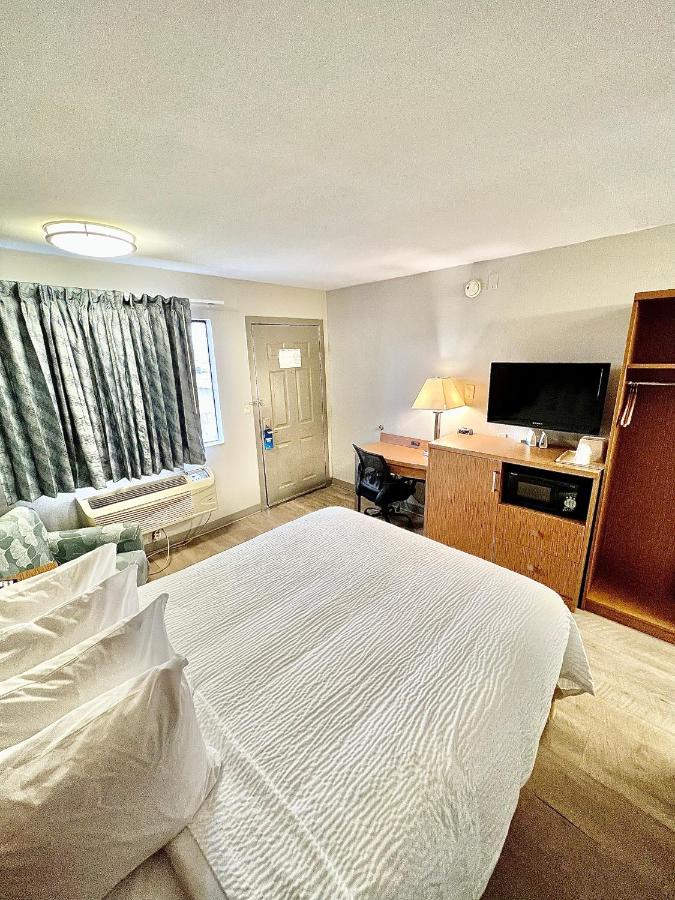 Hotel Days & By Wyndham Near Six Flags 2*