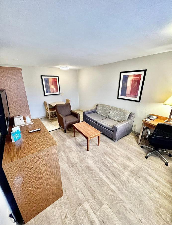 Days & By Wyndham Near Six Flags 2* Arlington