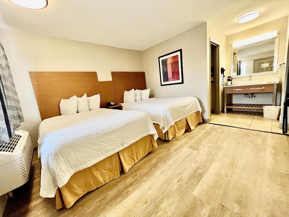 Days & By Wyndham Near Six Flags Hotel 2*