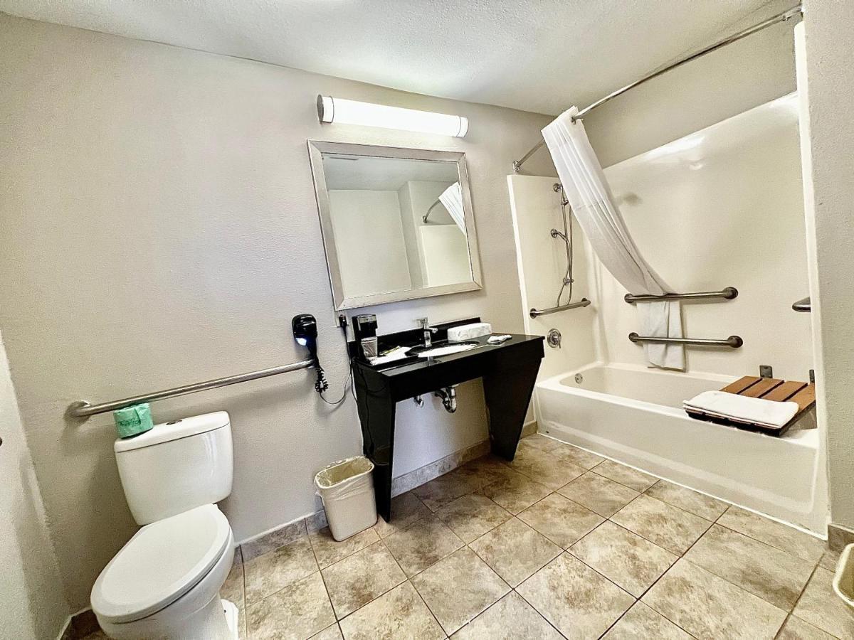 Days & By Wyndham Near Six Flags Hotel 2*
