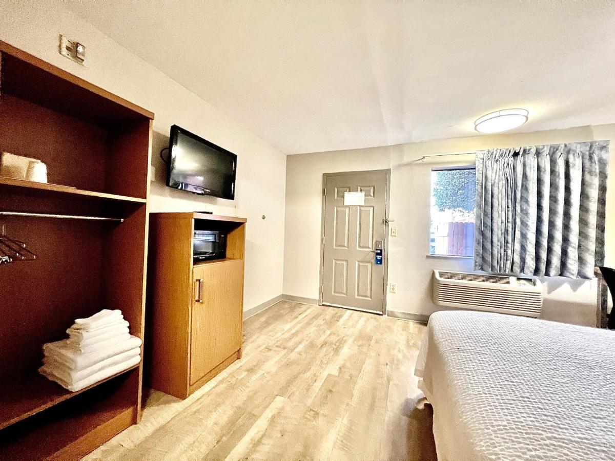 Days & By Wyndham Near Six Flags 2* Arlington