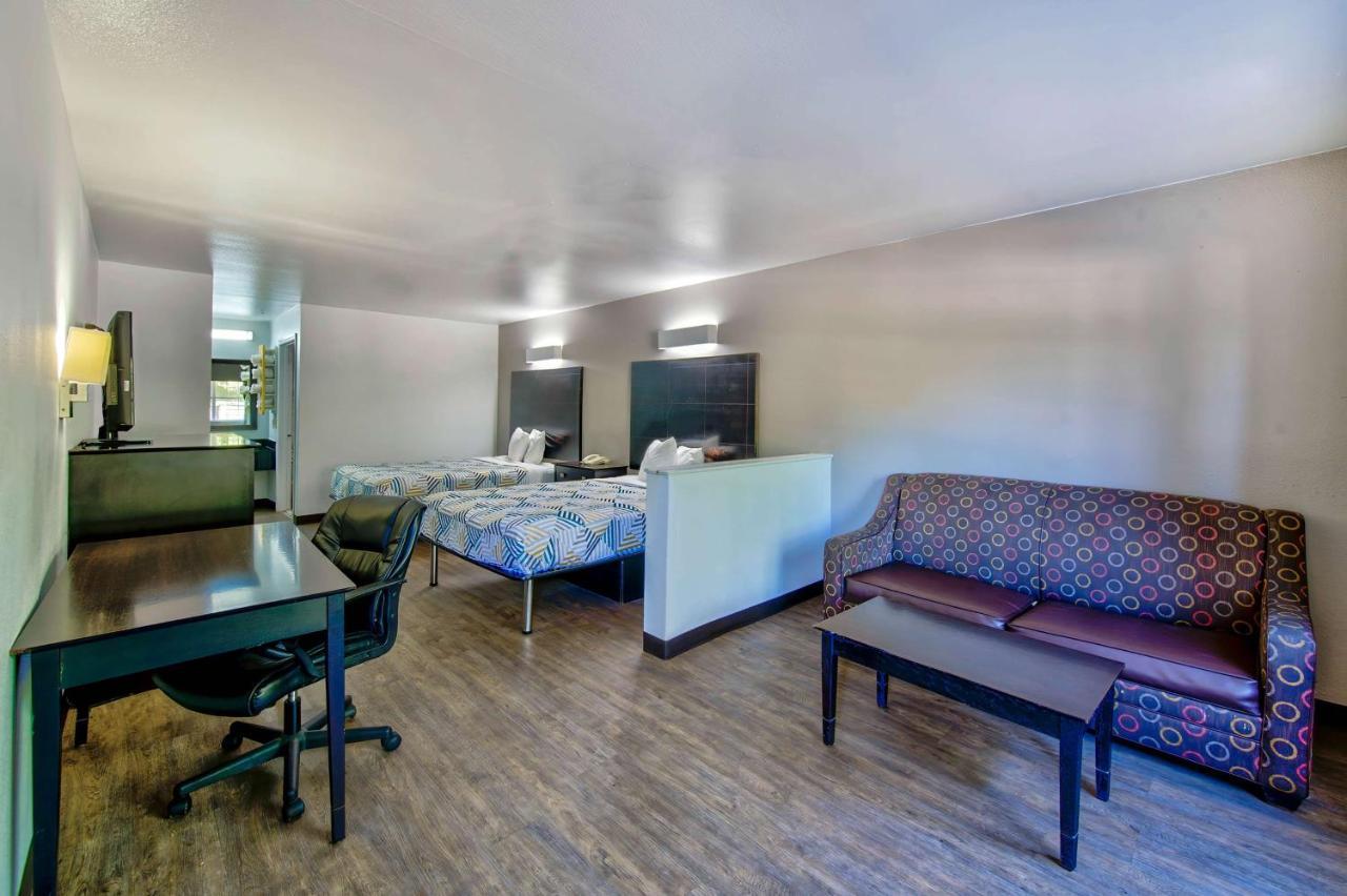 Hotel 6-arlington, Tx 2*
