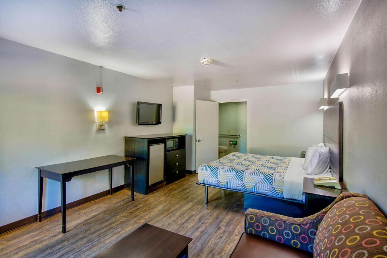 Hotel 6-arlington, Tx 2*
