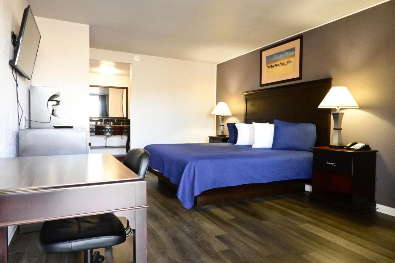 R Nite Star And -home Of The Cowboys & Rangers Hotel Arlington