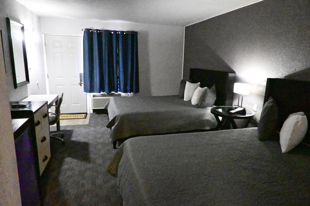 R Nite Star And -home Of The Cowboys & Rangers Hotel Arlington
