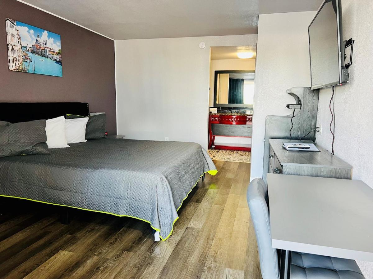 Hotel R Nite Star And -home Of The Cowboys & Rangers 3*