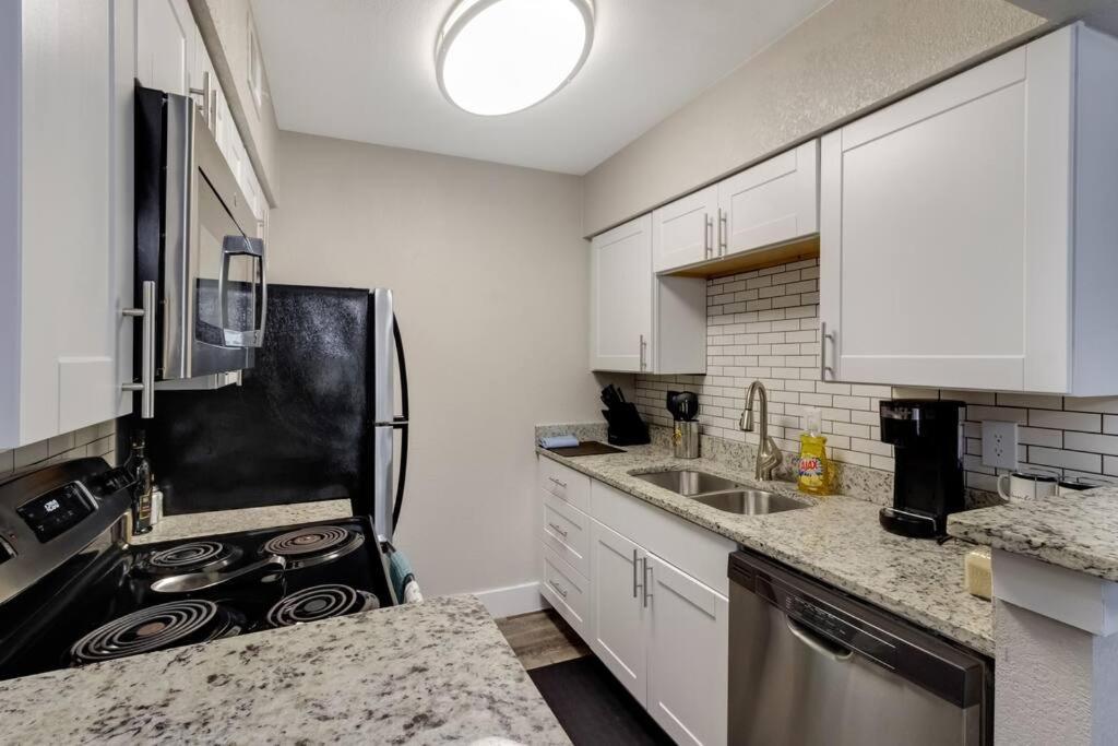 Modern Cozy Retreat! Your Home away from home Apartment