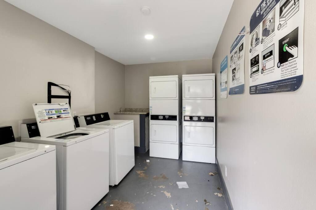 Modern Cozy Retreat! Your Home away from home * Arlington