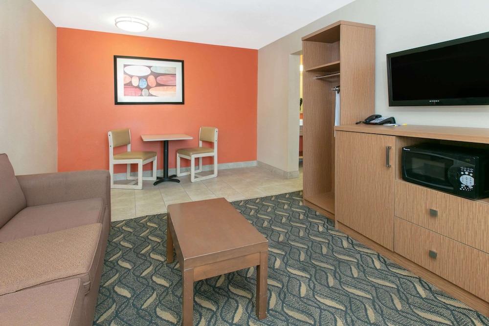 Hotel Days & By Wyndham Near Six Flags Arlington