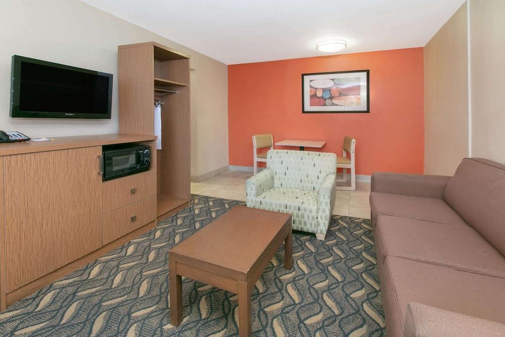 Hotel Days & By Wyndham Near Six Flags 2*