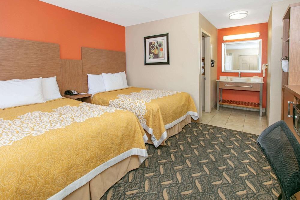 Days & By Wyndham Near Six Flags 2*
