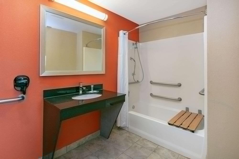 Hotel Days & By Wyndham Near Six Flags Arlington