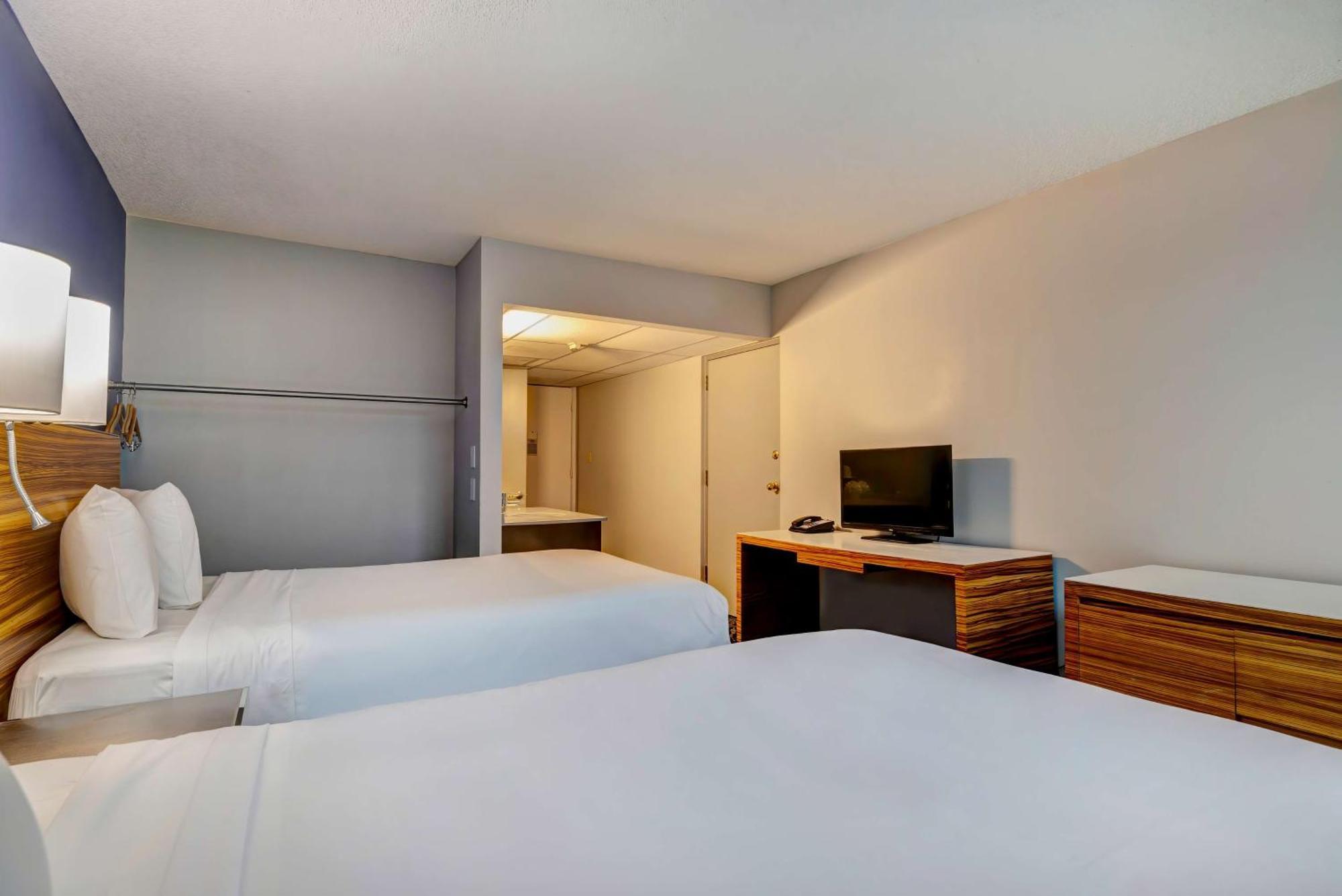6 Tx Entertainment District Hotel