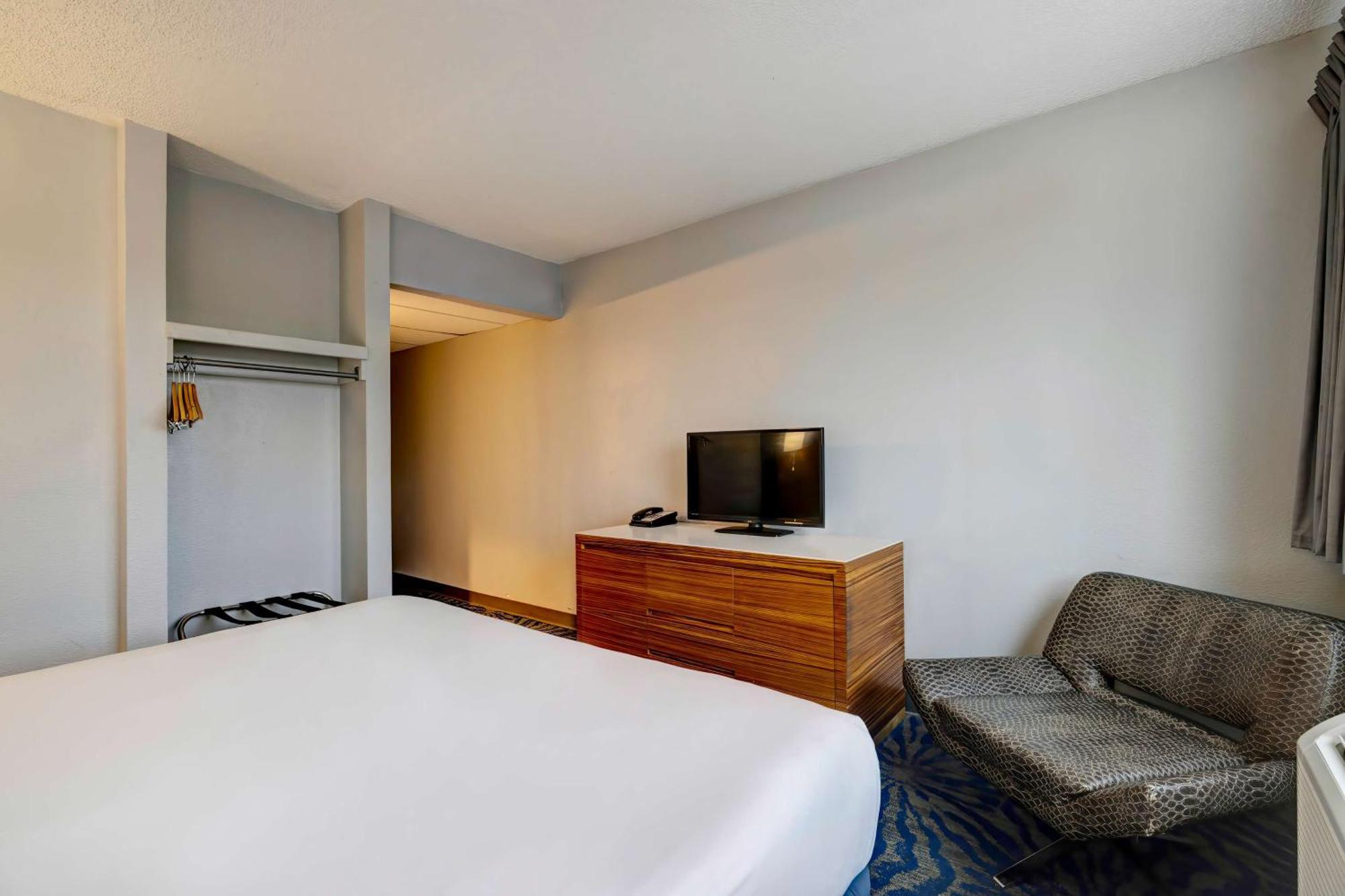 Hotel 6 Tx Entertainment District 2*