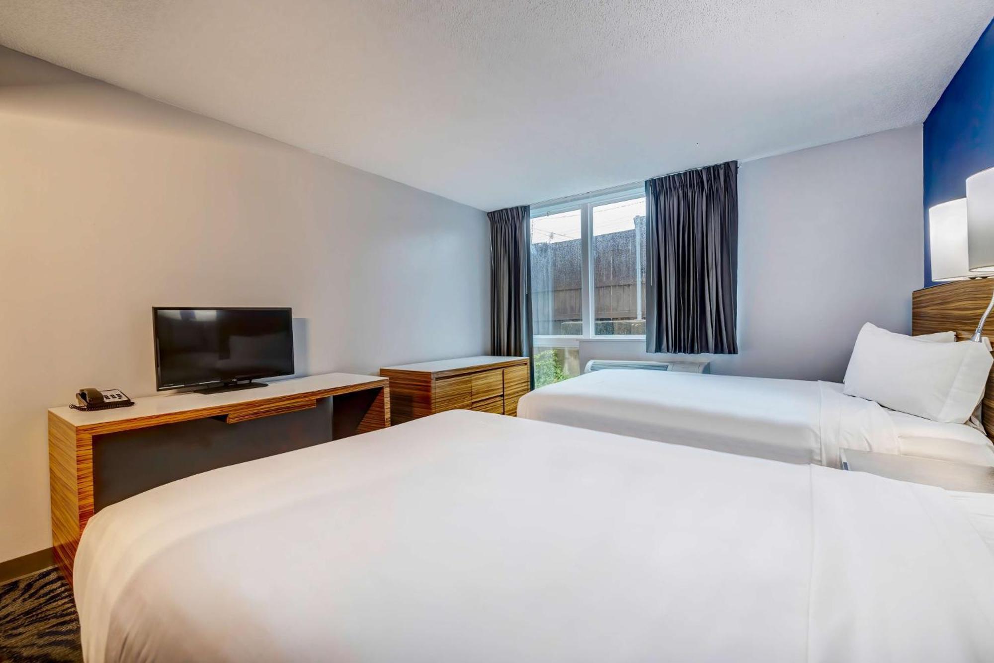 6 Tx Entertainment District Hotel 2*