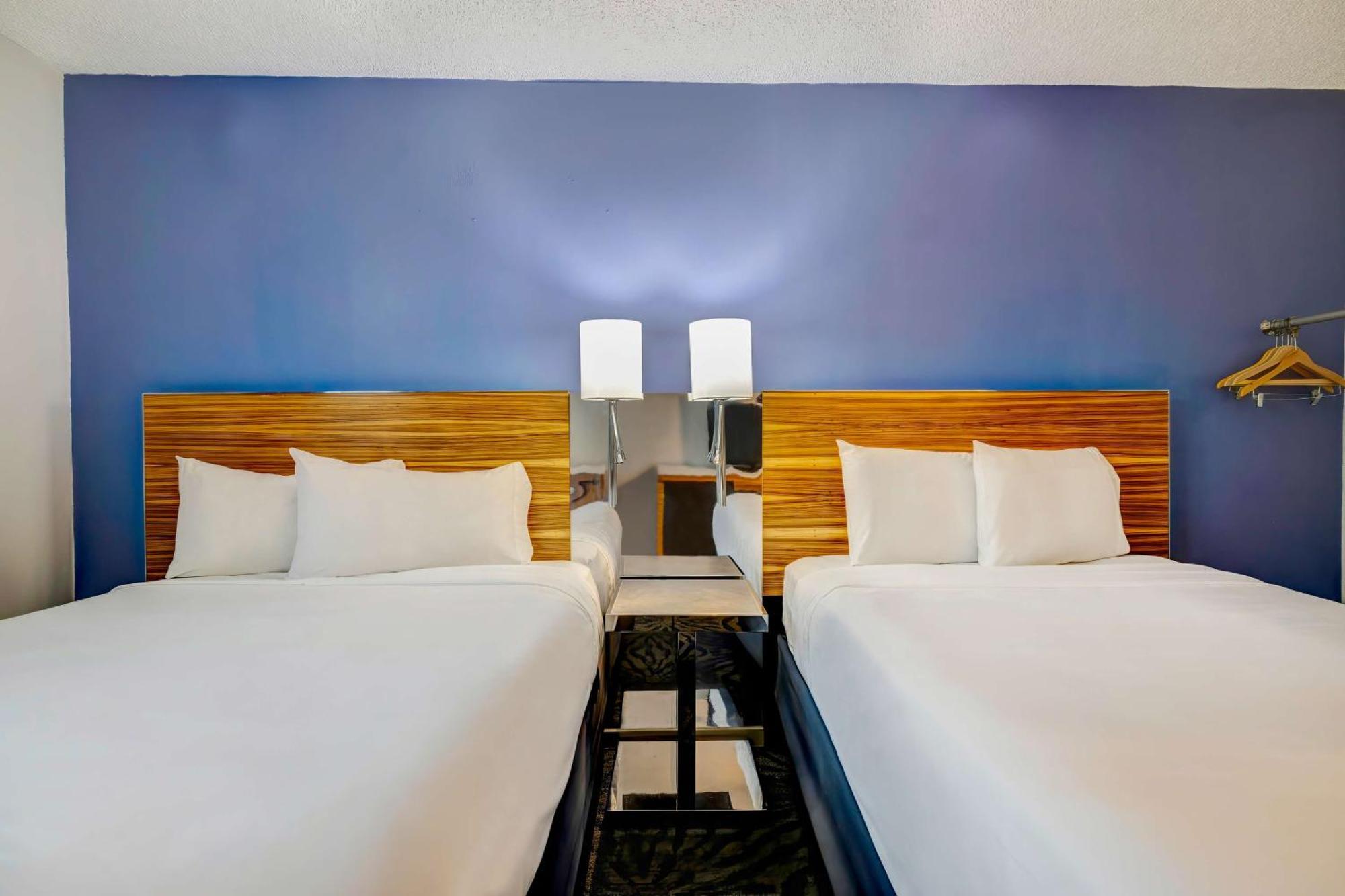 Hotel 6 Tx Entertainment District 2*