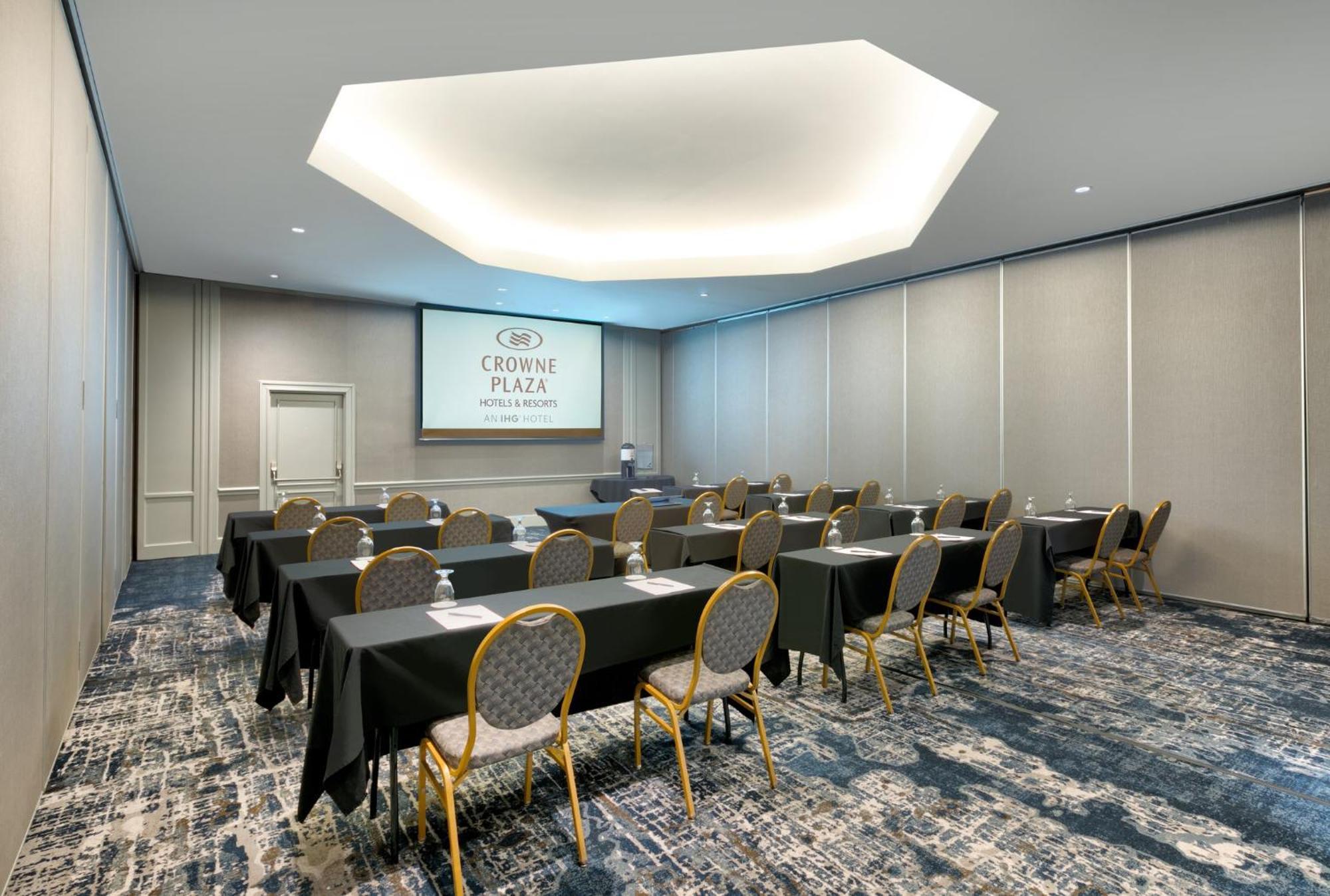 Crowne Plaza By Ihg Arlington