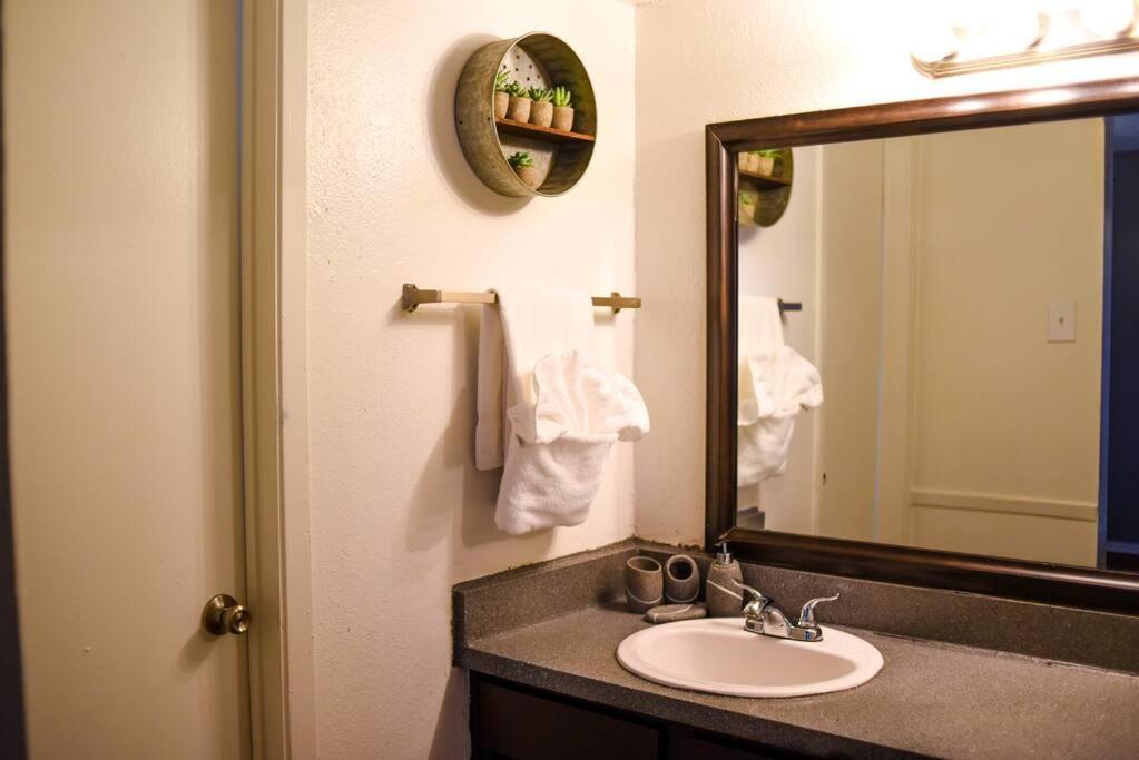 6 Mins Away Cowboy/ranger Stadium 1bd Apartment