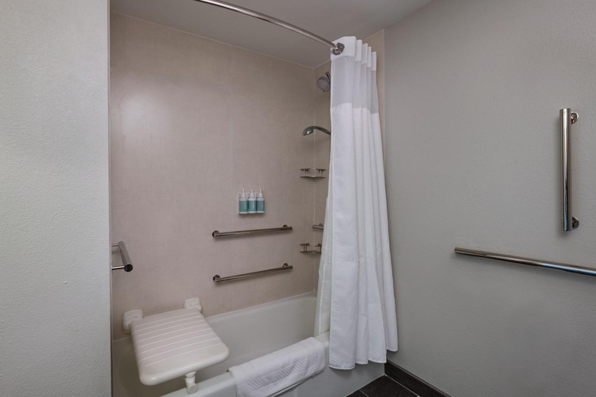 Courtyard By Marriott Dallas Entertainment District