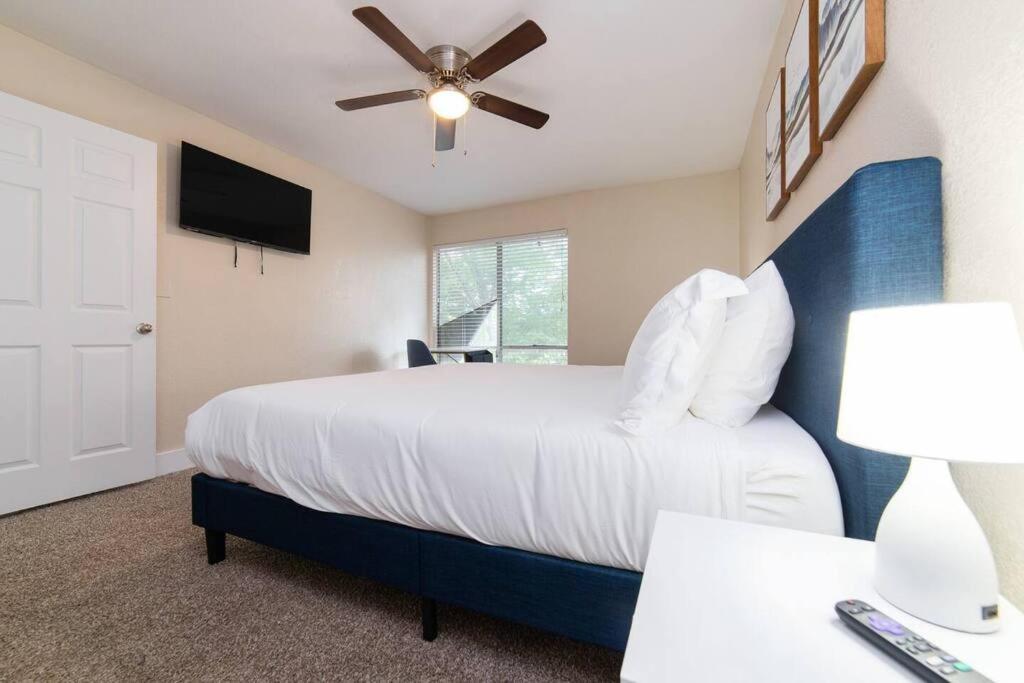Apartment Walk To Att-free Parking-min To Attractions-modern Arlington