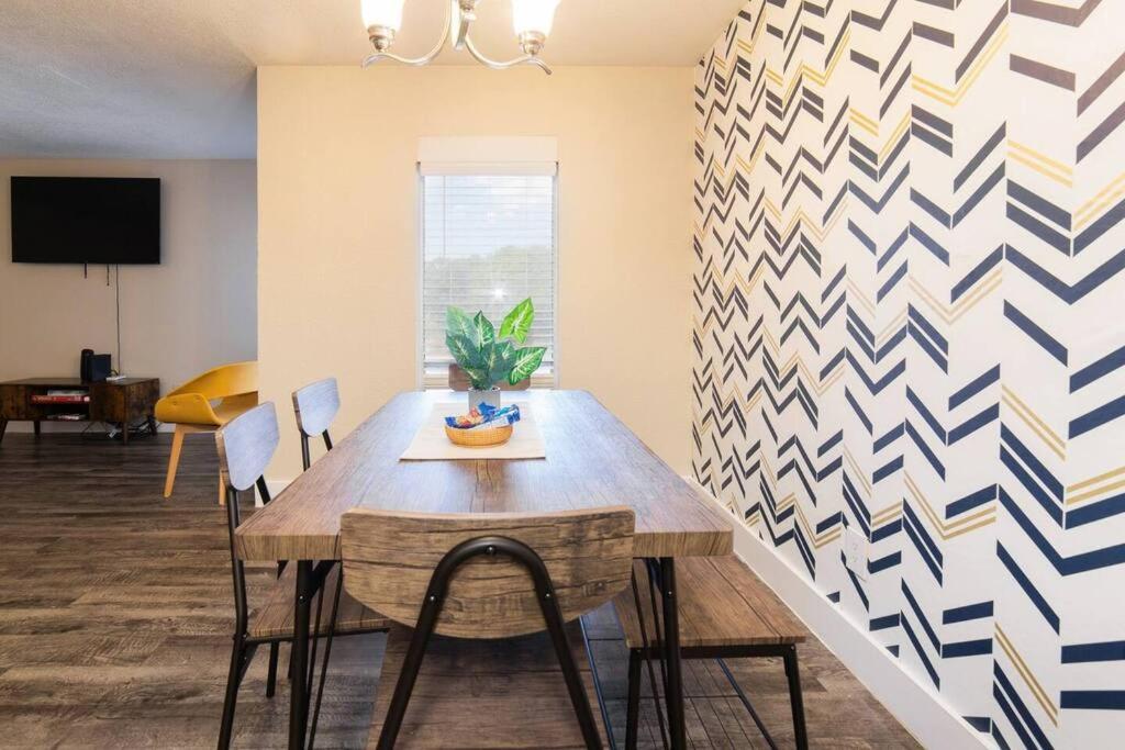 Walk To Att-free Parking-min To Attractions-modern Apartment