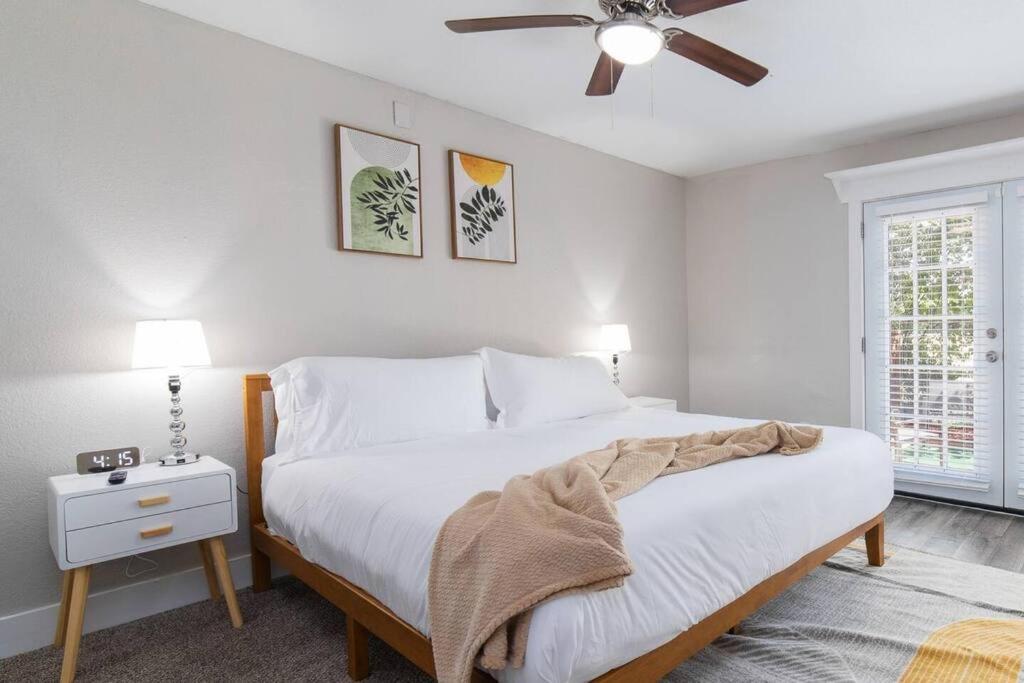 Walk To Att-glblife-free Parking-min To Attraction Apartment *