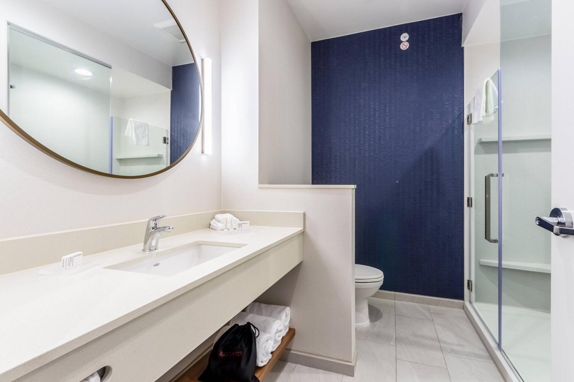 Fairfield & Dallas South Hotel 3*