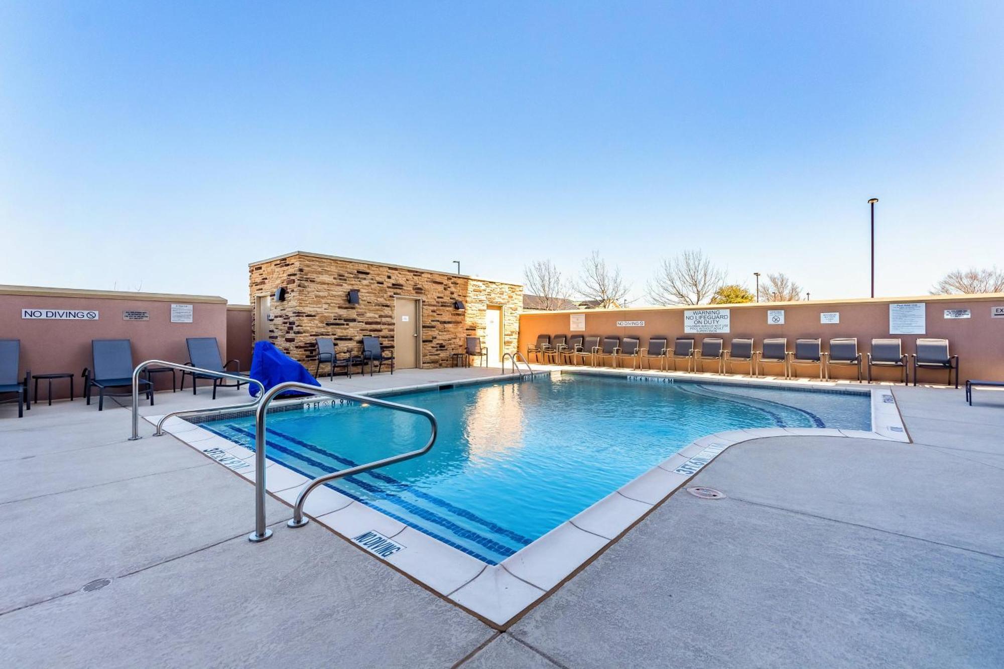 Fairfield & Dallas South Hotel 3*